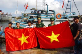巴地头顿省向渔民赠送国旗 