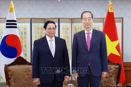 越南政府总理范明政与韩国国务总理韩德洙。图自越通社