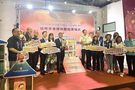 旅居台湾越南教师越南语教学培训班开班仪式和越南语书柜亮相仪式现场。图自越通社