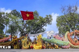 2023年河内秋季文化节舞龙表演。图自越通社