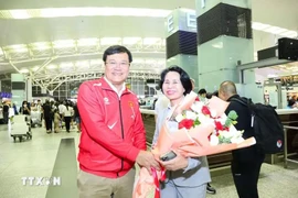 2024年巴黎奥运会越南体育代表团团长邓何越和体育局副局长黎黄燕（左）。图自越通社