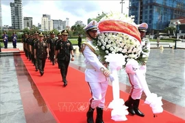 柬埔寨国防部代表团前往首都金边的越柬友谊纪念碑缅怀英雄烈士。图自越通社