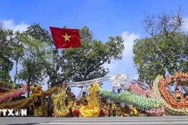 2023年河内秋季节舞龙表演。图自越通社