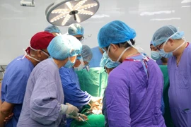 Los médicos del Hospital de la Amistad Viet Duc realizan un trasplante al paciente. (Foto: Vietnam+)