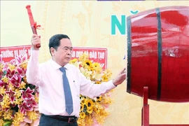 El presidente de la Asamblea Nacional de Vietnam, Tran Thanh Man, toca tambor para marcar el inicio del año escolar 2023-2024. (Fuente: VNA)