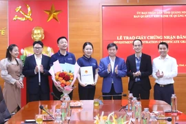 Líderes de la Junta Directiva de la Zona Económica Provincial entregan el certificado de inversión a representantes de la empresa Gokin Solar, febrero de 2024. (Fuente: baoquangninh.vn)