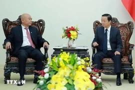 El viceprimer ministro de Vietnam Tran Hong Ha (derecha) recibe a Chen Yun, presidente de la Corporación Ferroviaria de China (CREC). (Fuente: VNA)