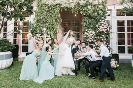 Una pareja extranjera celebra boda en JW Mariott Phu Quoc Emerald Bay Resort&Spa. (Fuente: MPQ)