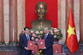 Ceremonia de entrega de trabajos entre el secretario general del Partido Comunista de Vietnam, To Lam, y el recién electo presidente Luong Cuong. (Fuente: VNA)