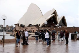 Los turistas visitaron la Ópera en Sídney, Australia, el 17 de junio de 2024. (Foto de ilustración: Getty Images/VNA)