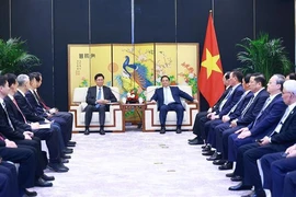 El primer ministro de Vietnam, Pham Minh Chinh, recibe al presidente de la Región Autónoma Zhuang de Guangxi (China), Lan Tianli. (Fuente: VNA)