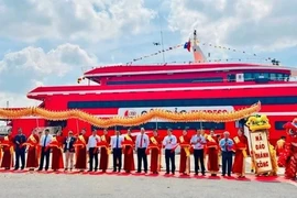 Представители ведомств и компаний на церемонии запуска скоростного катера, соединяющего город Хошимин и остров Кондао. (Фото: plo.vn) 