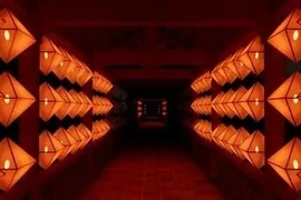 Центральный коридор украшен 240 фонарями, мигающими в такт звуку. (Фото: ВИA)