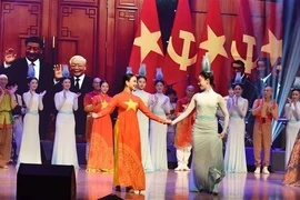 Выступление на художественной программе, посвященной дружбе между Ханоем и Пекином (Фото: ВИA)