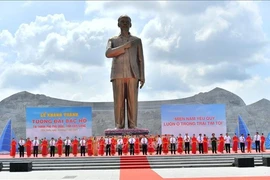 Памятник президенту Хо Ши Мину торжественно открыт на Фукуоке. (Фото: ВИА) 