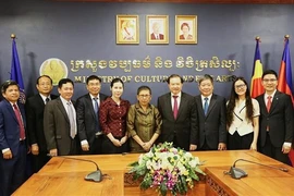 Заместитель министра культуры, спорта и туризма Вьетнама Та Куанг Донг (четвертый справа), министр культуры и изобразительных искусств Камбоджи Пхоуренг Сакона (пятый справа) и другие официальные лица на встрече в Пномпене 21 мая. (Фото: ВИA)