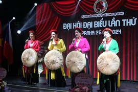 Выступление любовного дуэта на четвертом съезде Вьетнамской ассоциации культуры и искусства в Чехии. (Фото ВИА) 