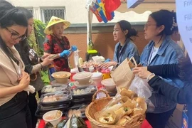  Вьетнамская кухня привлекает множество посетителей на ярмарке. (Фото: ВИA) 