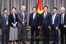 Премьер-министр Фам Минь Тьинь (четвертый слева) принимает основателя CPCG Янь Цзехэ (третий слева) в Пекине 27 июня. (Фото: ВИA)