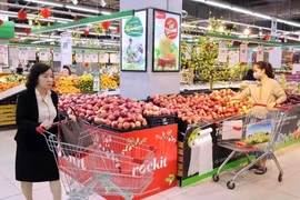 Потребители делают покупки в супермаркете Winmart в Ханое. (Фото: ВИA)