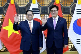Премьер-министр Фам Минь Тьинь и председатель Национального собрания Республики Корея (РК) У Вон Сик. (Фото: ВИA)