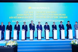 Премьер-министр Фам Минь Тьинь (справа) и другие делегаты на церемонии. (Фото: ВИA)