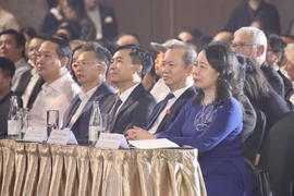 Вице-президент штата Во Тхи Ань Суан (1-я справа) присутствует на церемонии открытия 2-го фестиваля азиатского кино в Дананге 2 июля вечером. (Фото: ВИA)