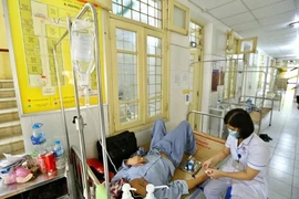 Пациент с лихорадкой денге проходит лечение в отделении инфекционных заболеваний больницы общего профиля Dong Da (Dong Da General Hospital) . (Фото: ВИА)