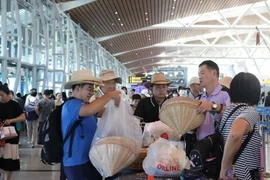 Иностранные туристы посещают город Дананг. (Фото: laodong.vn)