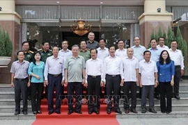 Президент То Лам (на первом плане, четвертый слева) и официальные лица провинции Анжанг на групповом фото 6 июля (Фото: ВИA)