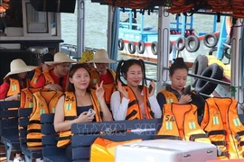  Туристы из Республики Корея предпочитают путешествовать на острова у пляжного города Нячанг (Фото: ВИA) 