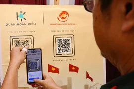 Сканирование QR-кода, чтобы насладиться выставкой (Фото: ВИA)