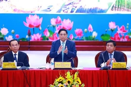 Le Premier ministre Pham Minh Chinh (debout) applaudit en guise de salutation en ouverture de la 3e conférence du Conseil de coordination de la région du Sud-Est. Photo: VNA