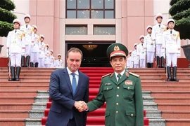 Le ministre vietnamien de la Défense Phan Van Giang (à droite) accueille le ministre français des Armées, Sébastien Lecornu. Photo : VNA