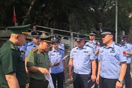 Les autorités vietnamiennes et chinoises procèdent à la remise des migrants chinois illégaux. Photo : VNA