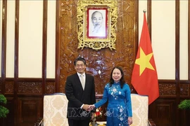 La présidente par intérim Vo Thi Anh Xuân serre la main du nouvel ambassadeur du Japon au Vietnam, Ito Naoki, à Hanoi, le 17 mai. Photo: VNA