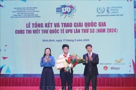 Nguyên Dô Quang Minh (Centre) a dépassé 1,5 millions d’élèves en lice pour remporter l’épreuve nationale du 53e concours de compositions épistolaires pour les jeunes de l’Union postale universelle (UPU) en 2024. Photo : VNA