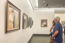 L'exposition présente 55 œuvres sur le président Hô Chi Minh réalisées par l’artiste Dào Trong Ly, un Vietnamien résidant en Thaïlande.. Photo: toquoc.vn