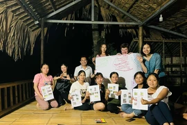 Dinh Thi Huyên (chemise bleue) accompagne les paysans dans un cours d’étude de la culture autochtone au service des touristes séjournant au “Village d’héritage agricole” dans le village de Buot. Photo : CVN