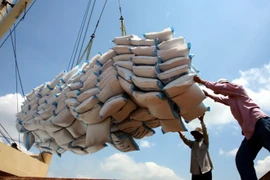 Chargement de riz pour l’exportation. Photo : VNA