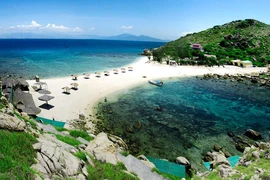 La plage de Nha Trang est dotée d'une eau bleue cristalline et d'un sable blanc. Photo : VNA