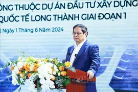 Le Premier ministre participe à la cérémonie de signature du contrat de 1,8 milliard de dollars pour le projet d’aéroport international de Long Thành. Photo: VNA