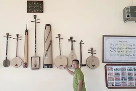 Des instruments de musique folklorique fabriqués par le regretté artisan émérite Dao Van Soan sont exposés à la maison communale du village. Photo : nhipsonghanoi.hanoimoi.vn