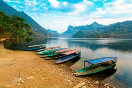 Entouré d’une chaîne de montagnes karstiques et d’une verdure luxuriante, le lac de Ba Bê ressemble à une perle verte au milieu de la jungle. Photo: dulichhobabe.com