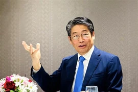 Le nouvel ambassadeur du Japon au Vietnam, Ito Naoki, s’entretient avec la presse à Hanoi. Photo: VNA