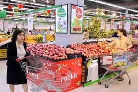 Des gens font des achats dans le supermarché WinMart Vo Thi Sau, dans l’arrondissement de Hai Bà Trung, à Hanoi. Photo : VNA