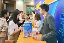 Des entreprises et des représentants d’Amazon discutent des moyens de commercialiser les produits vietnamiens dans le monde grâce au commerce électronique. Photo : hanoimoi.vn