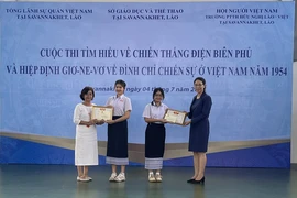 Remise des prix aux élèves gagnants du concours de connaissances sur la victoire de Diên Biên Phu et l’Accord de Genève. Photo : VNA
