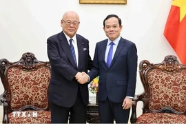 Le vice-Premier ministre Trân Luu Quang (à droite) et le conseiller spécial de l’Alliance d’amitié parlementaire Japon-Vietnam, Takebe Tsutomu, à Hanoi, le 22 juillet. Photo : VNA