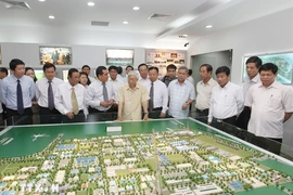 Le secrétaire général Nguyen Phu Trong visite le parc industriel Vietnam-Singapour I (VSIP I) dans la province de Binh Duong, le 13 avril 2013. Photo : VNA